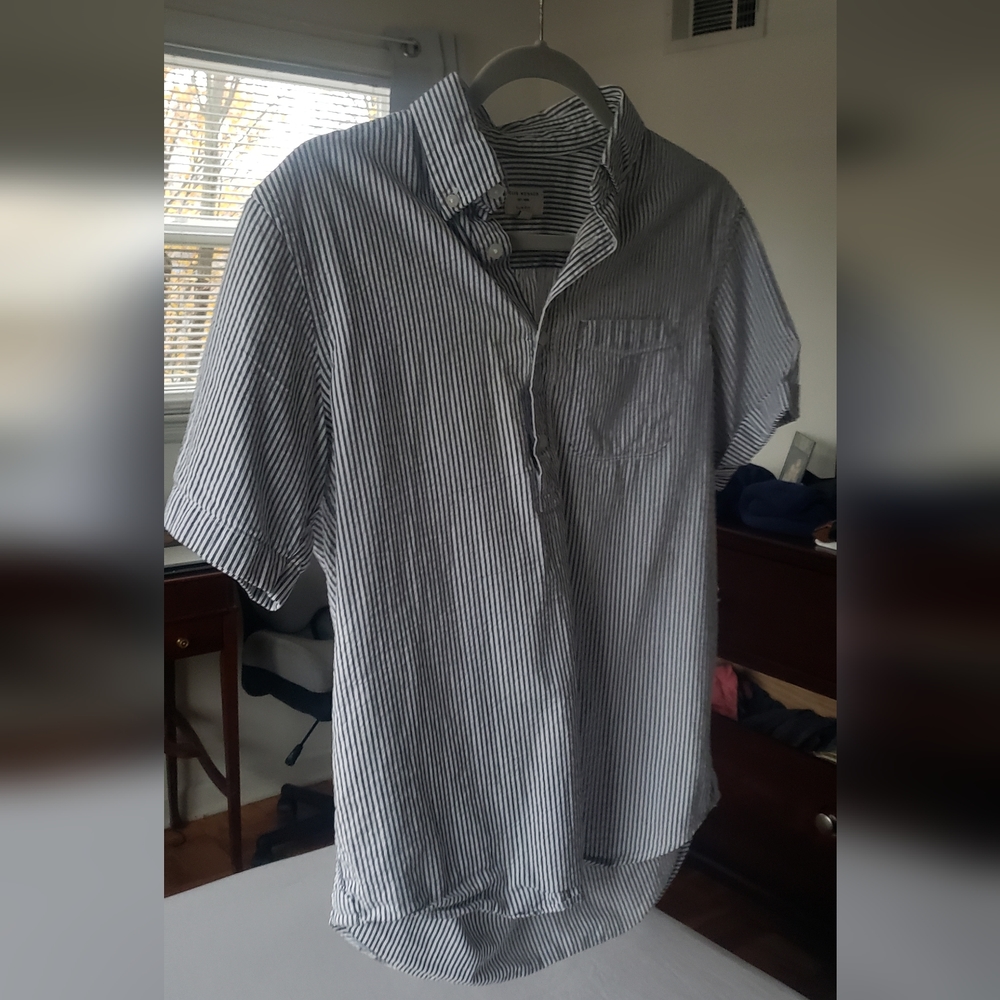 Club Monaco short-sleeved seersucker button-down pullover, size XS